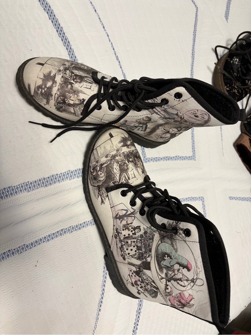 DSW Women's White Graphic Lace-Up Ankle Boots
